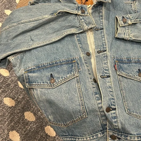 Levi's Light Blue Denim Jacket with Olive Green Shirt Layer - Picture 7 of 11